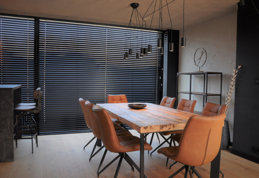 Industrial-w-oslonie-czerni-drewna-i-naturalej-skóry-salon-z-charakterem-projektu-Marty-Czerkies-3.jpg