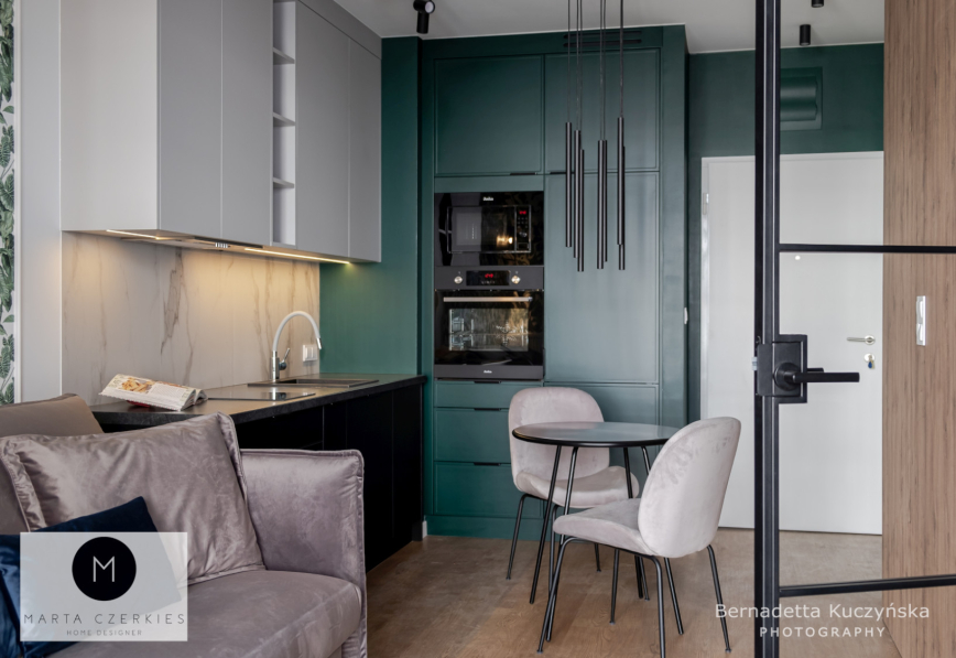 Niewielki-salon-z-aneksem-kuchenym-może-być-piekny-kawalerka-w-nowoczesnej-odslonie-projektu-Marty-Czerkies-2.jpg